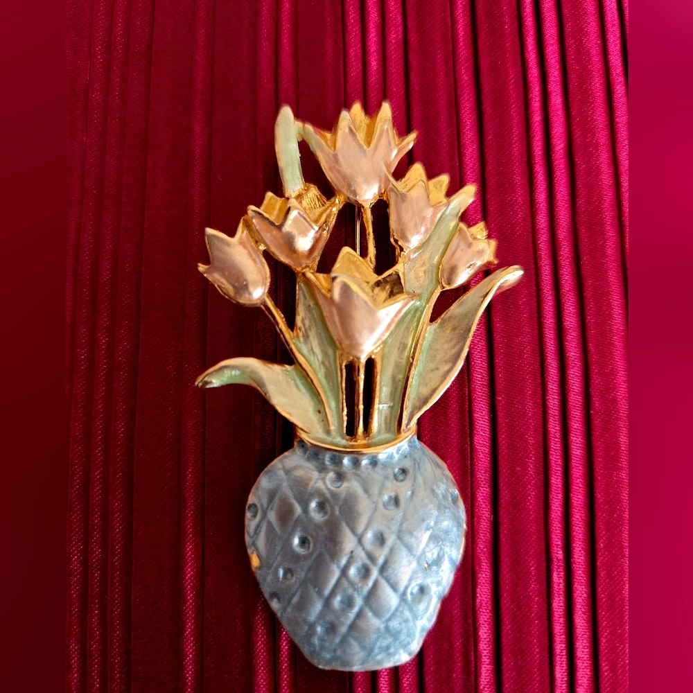 Decorative Tulip Bouquet Pin in Pastel Pink and Green